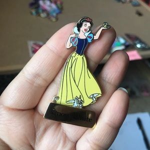 LE 500 Snow White mystery stand up Pin